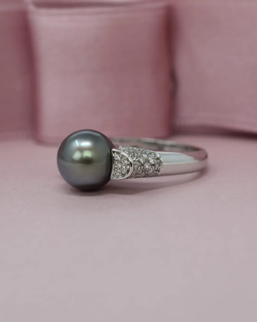 Anello con Perla Tahiti da 9,8 mm e brillanti