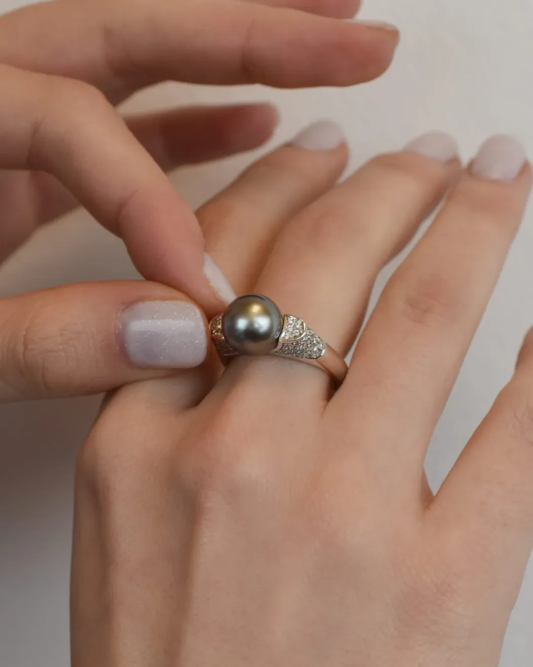 Anello con Perla Tahiti da 9,8 mm e brillanti