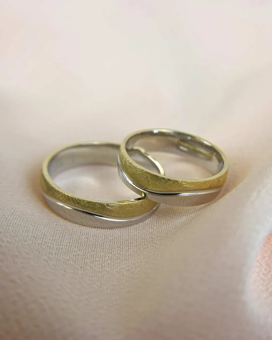 Fede matrimoniale bicolore: oro giallo satinato e oro bianco