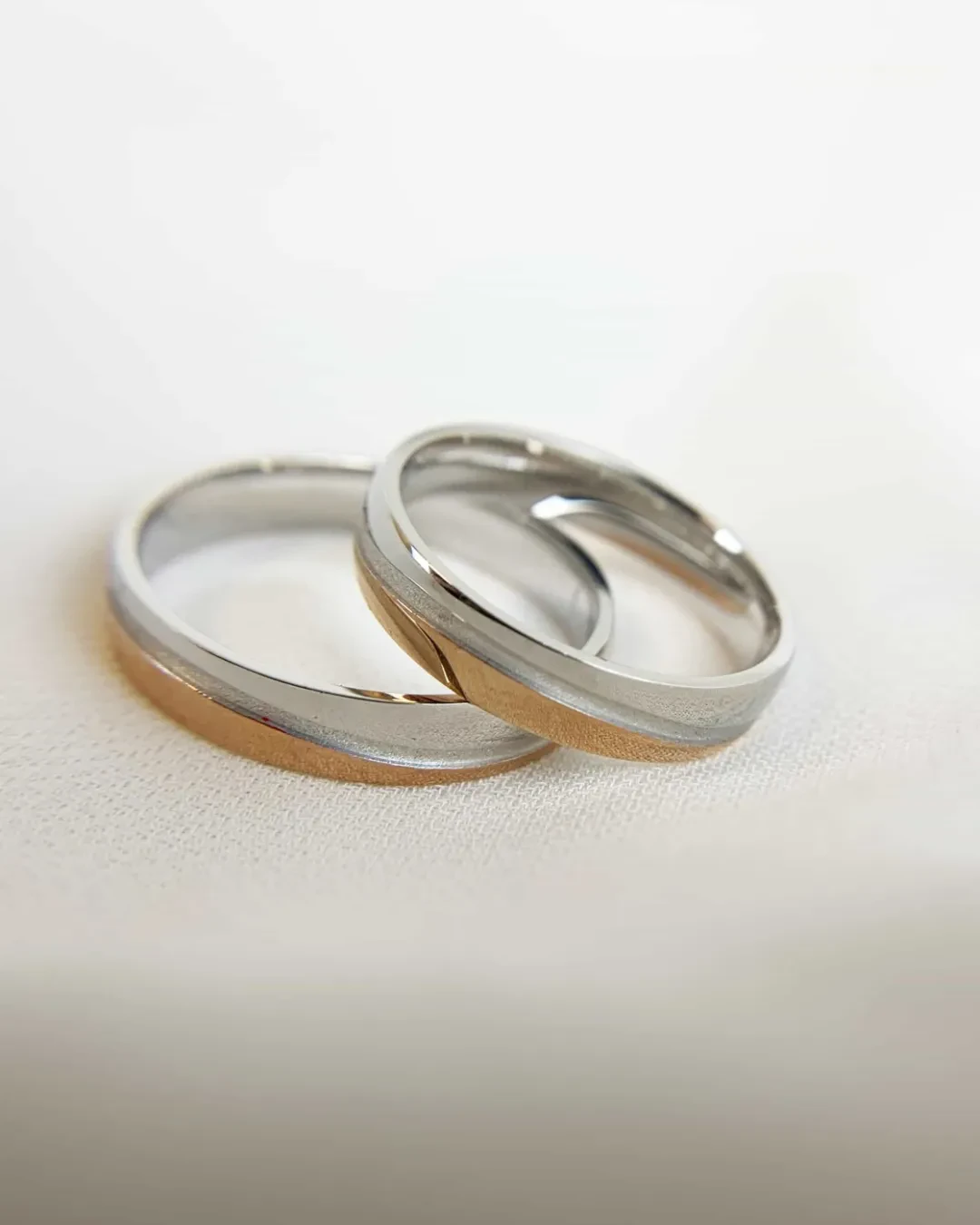 Fede matrimoniale bicolore: oro bianco e oro rosa