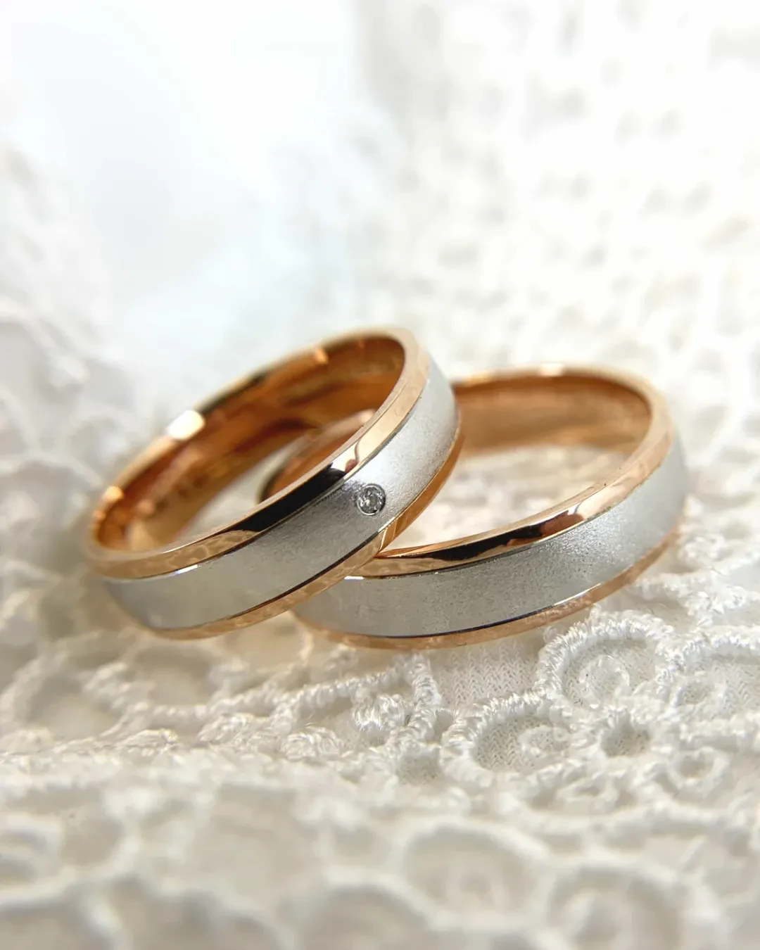 Fede matrimoniale bicolore oro bianco, rosso e diamante