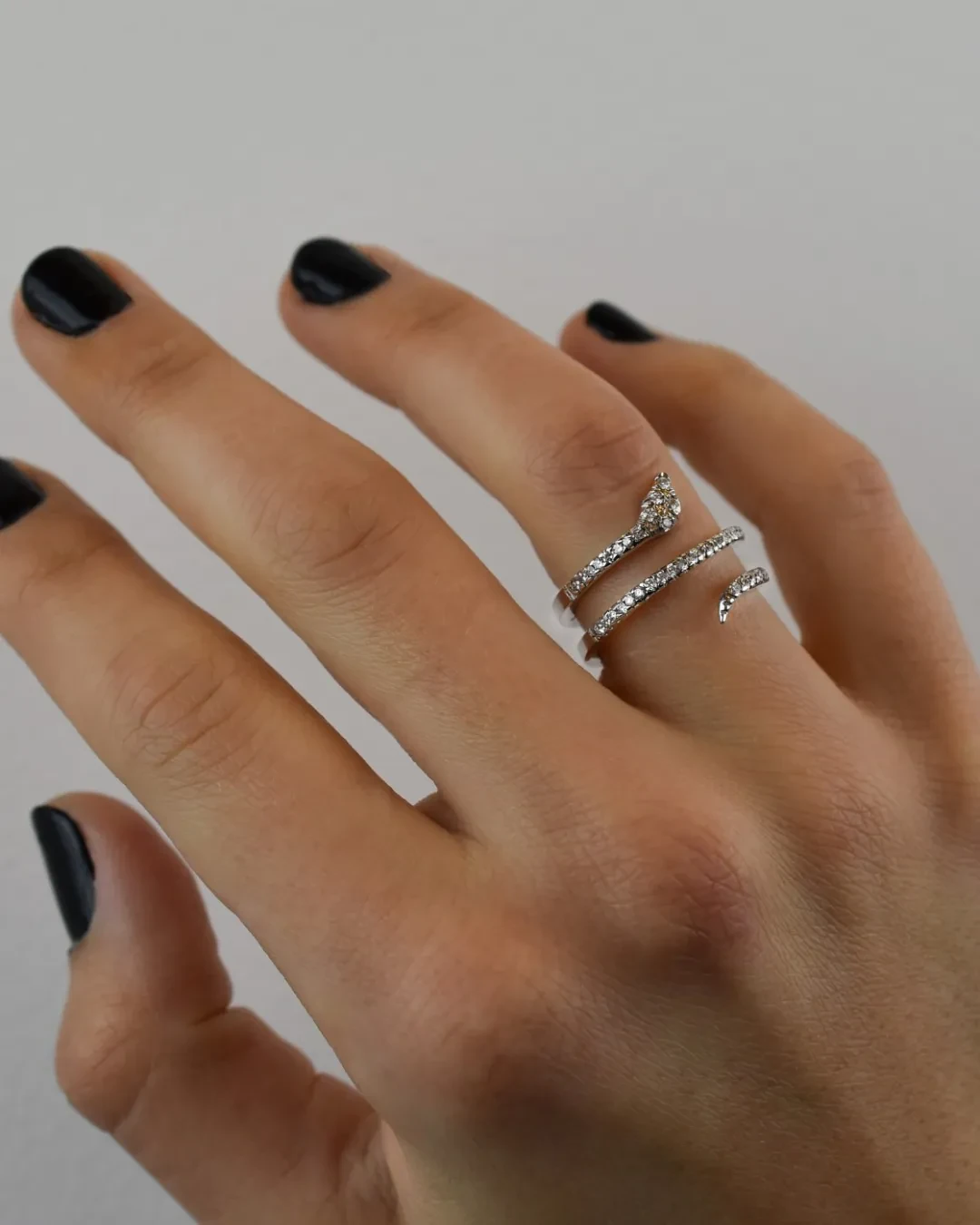 Anello in oro bianco e brillanti a serpente