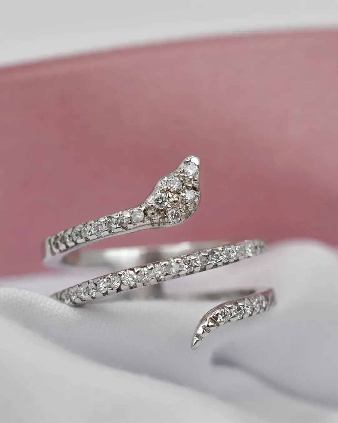 Anello in oro bianco e brillanti a serpente