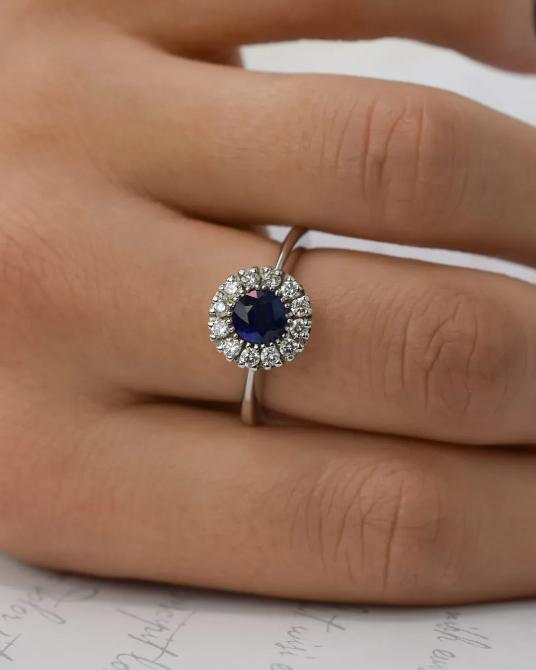 Anello classico zaffiro 0,99 ct e brillanti