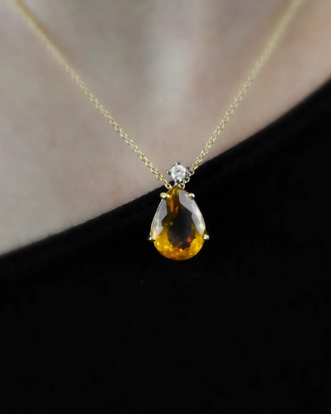 Collana con quarzo giallo pendente a goccia e brillante