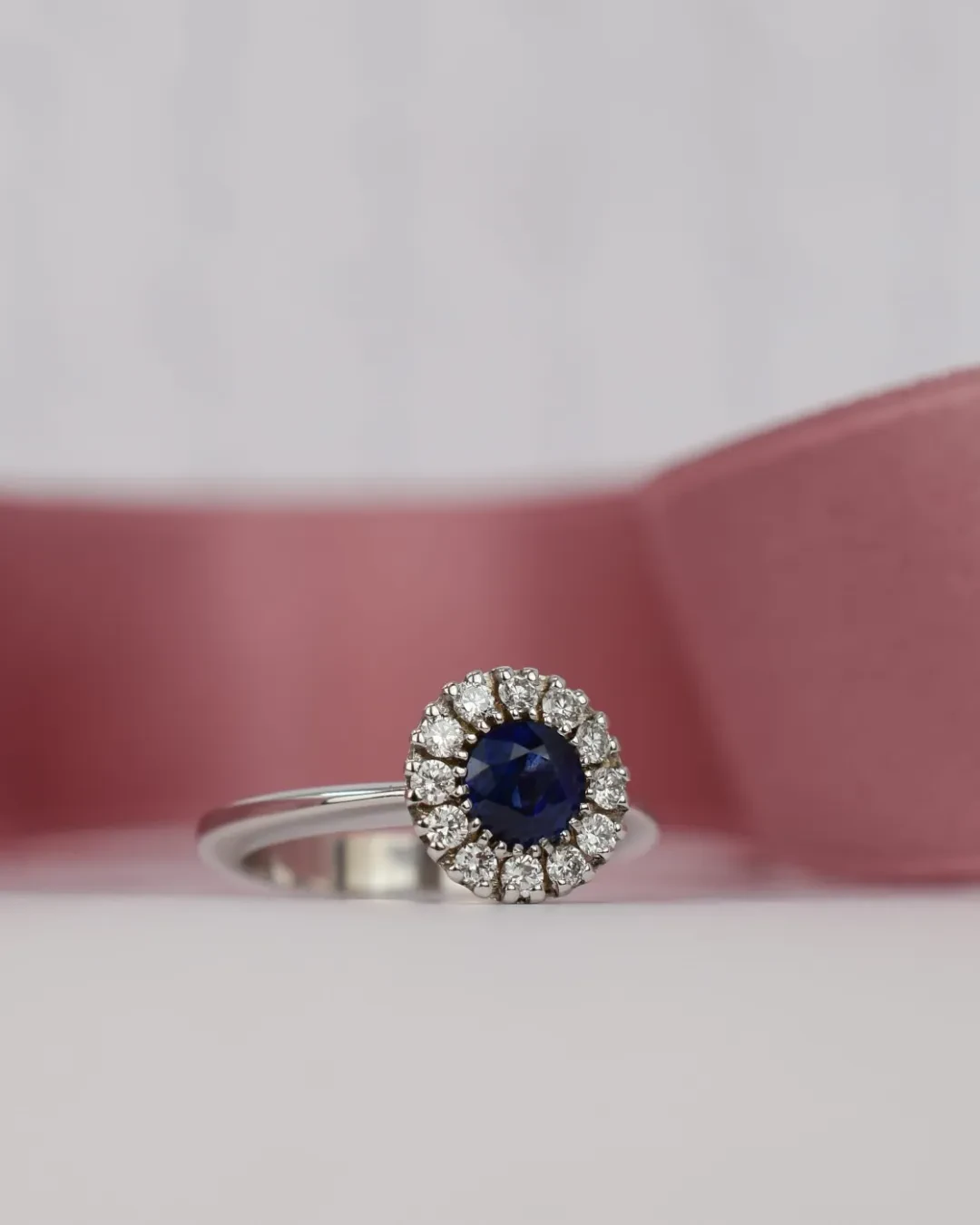 Anello classico zaffiro 0,99 ct e brillanti