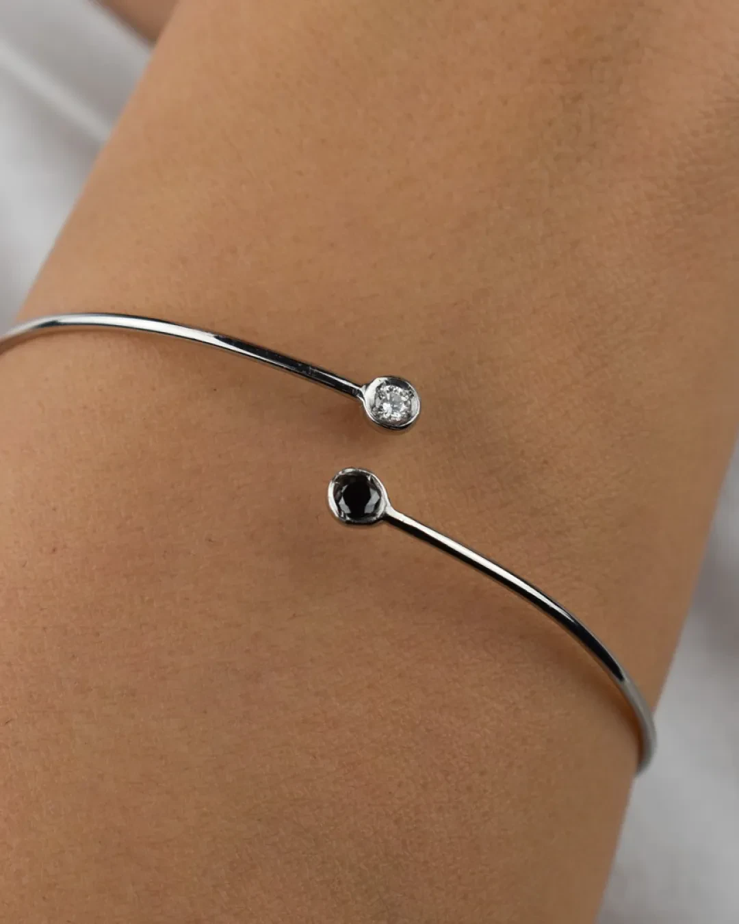 Bracciale rigido oro bianco, diamante bianco e diamante nero