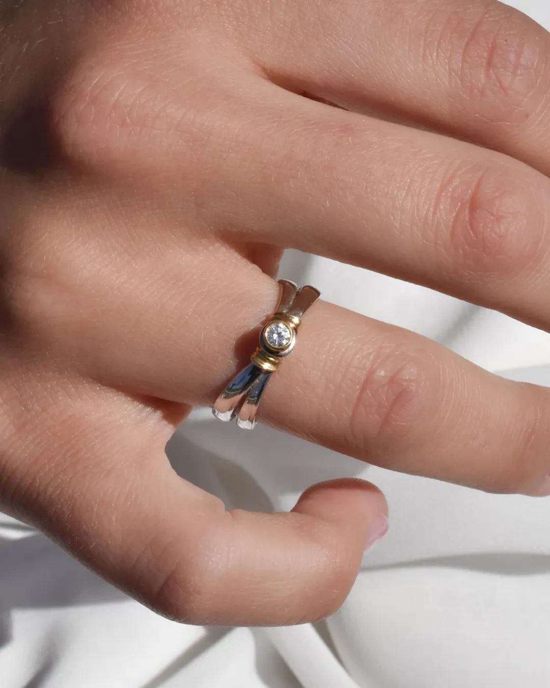 Anello solitario oro bianco e giallo diamante 0,10 ct