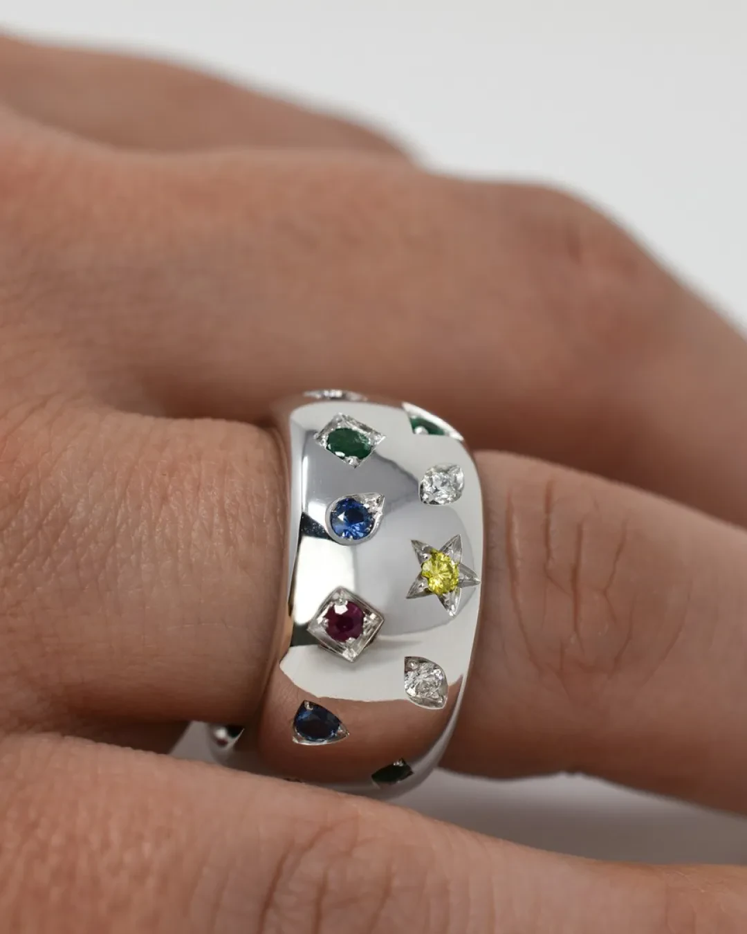 Anello fascione in oro bianco con varie pietre colorate naturali