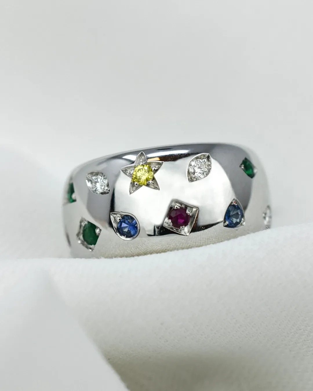 Anello fascione in oro bianco con varie pietre colorate naturali