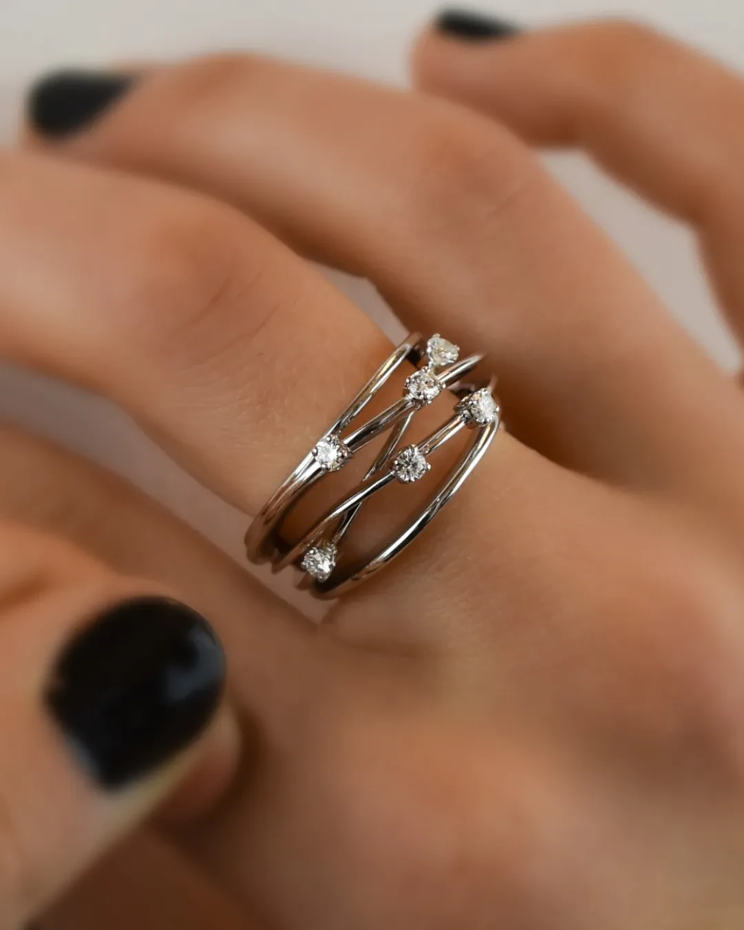 Anello fantasia in oro bianco con brillanti