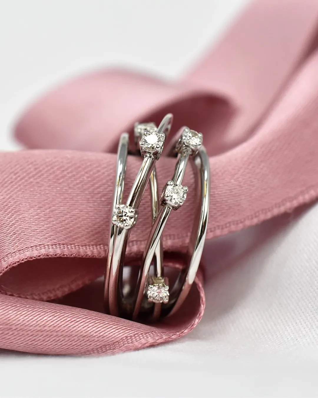 Anello fantasia in oro bianco con brillanti