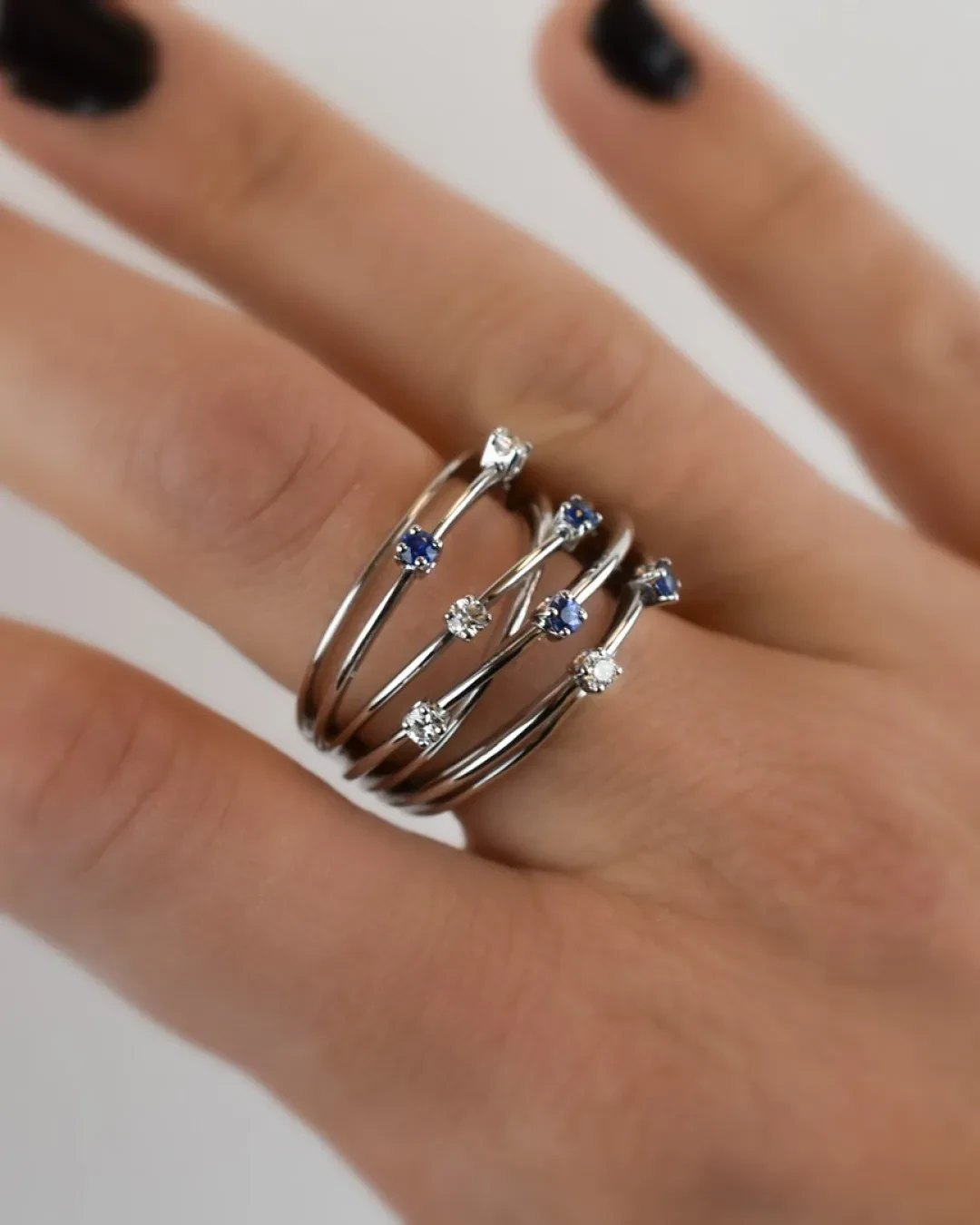 Anello fantasia in oro bianco con brillanti e zaffiri