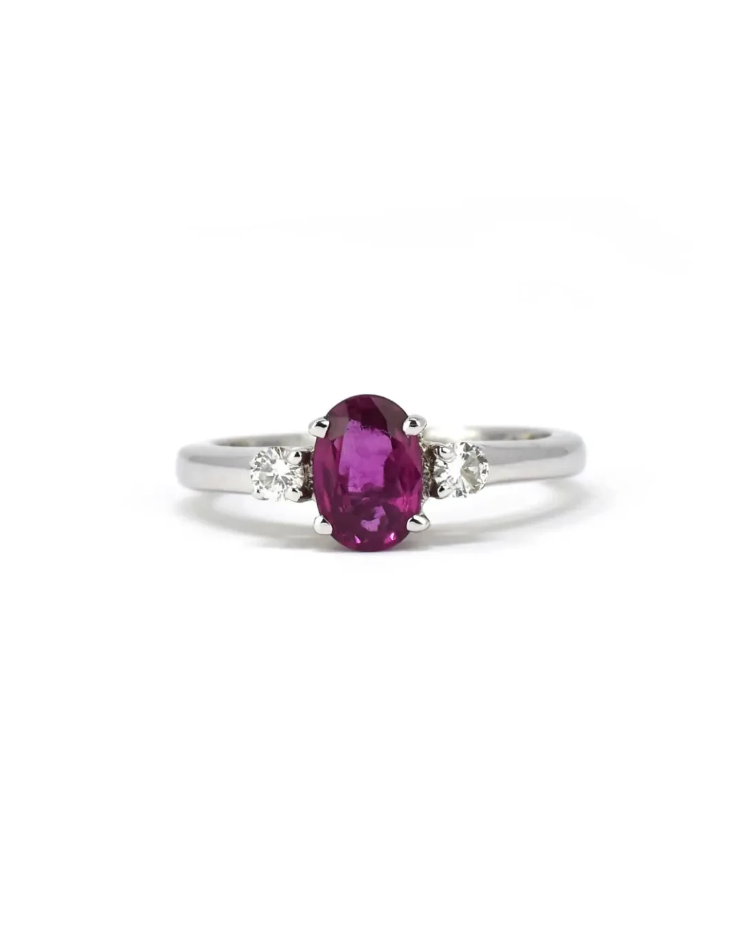 Anello rubino ovale e brillanti