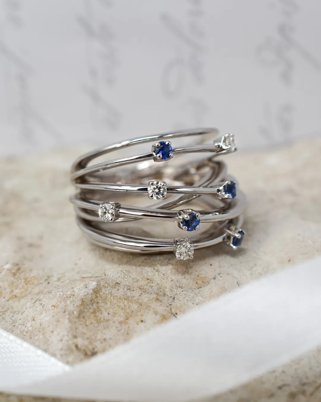 Anello fantasia in oro bianco con brillanti e zaffiri