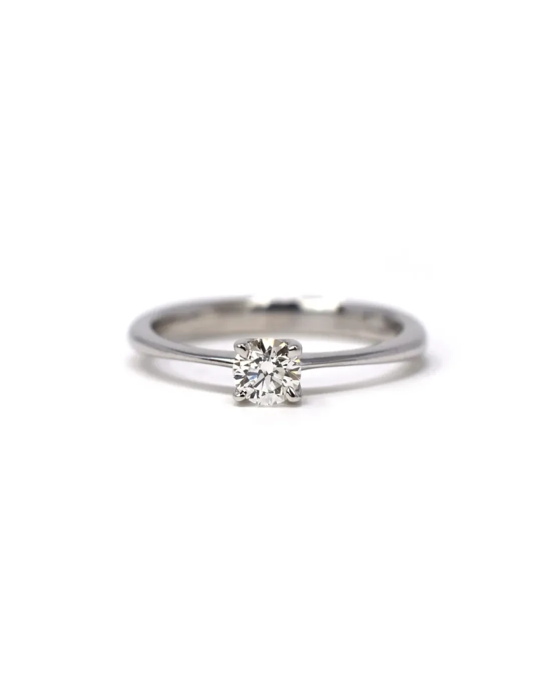 Anello di fidanzamento solitario in oro bianco e brillante VS