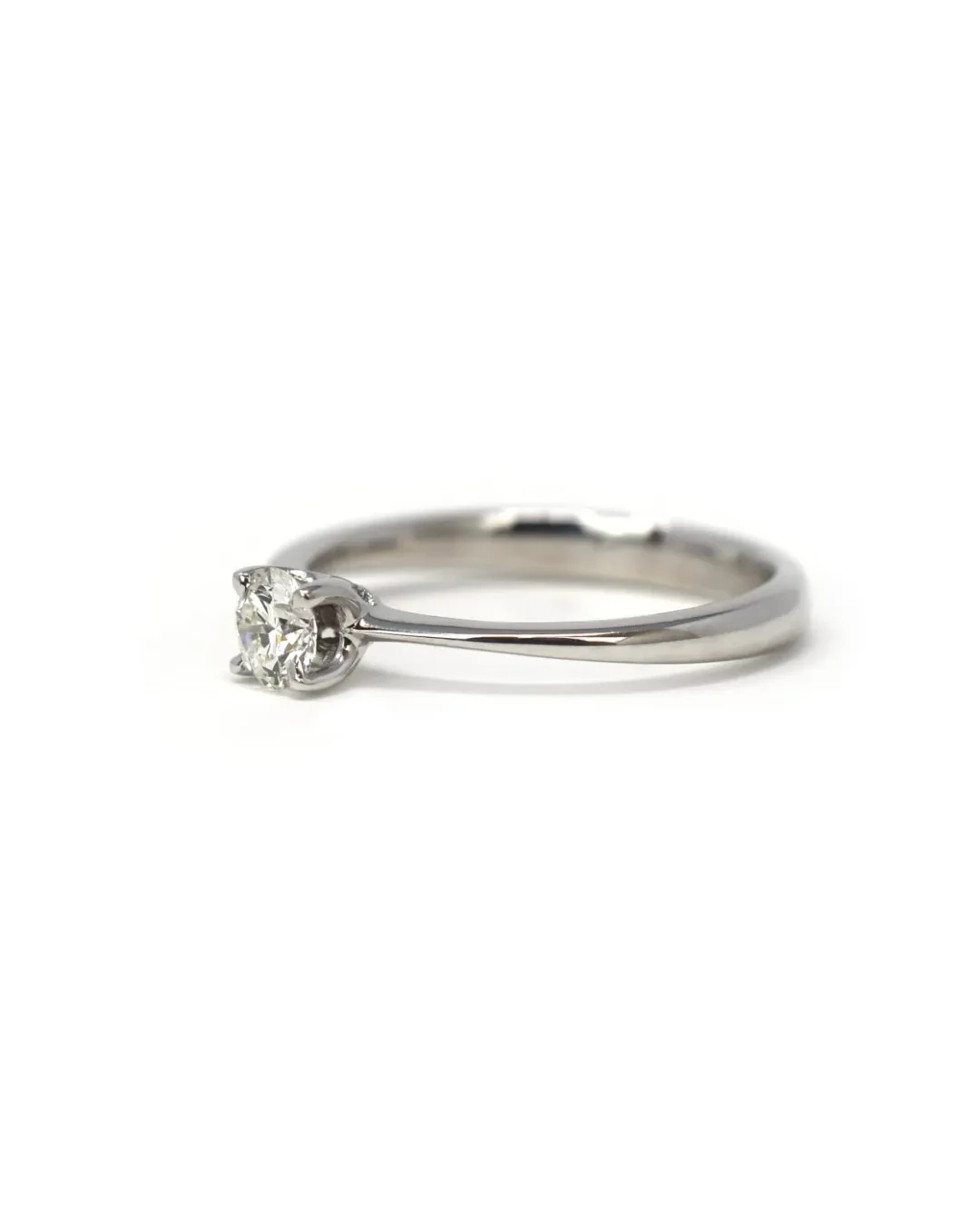 Anello di fidanzamento solitario in oro bianco e brillante VS