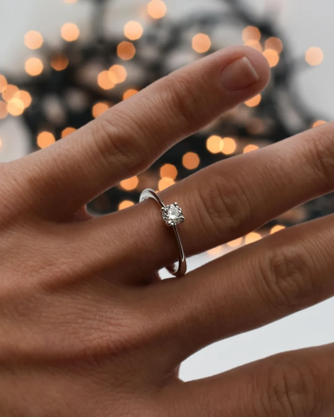 Anello di fidanzamento solitario in oro bianco e brillante VS