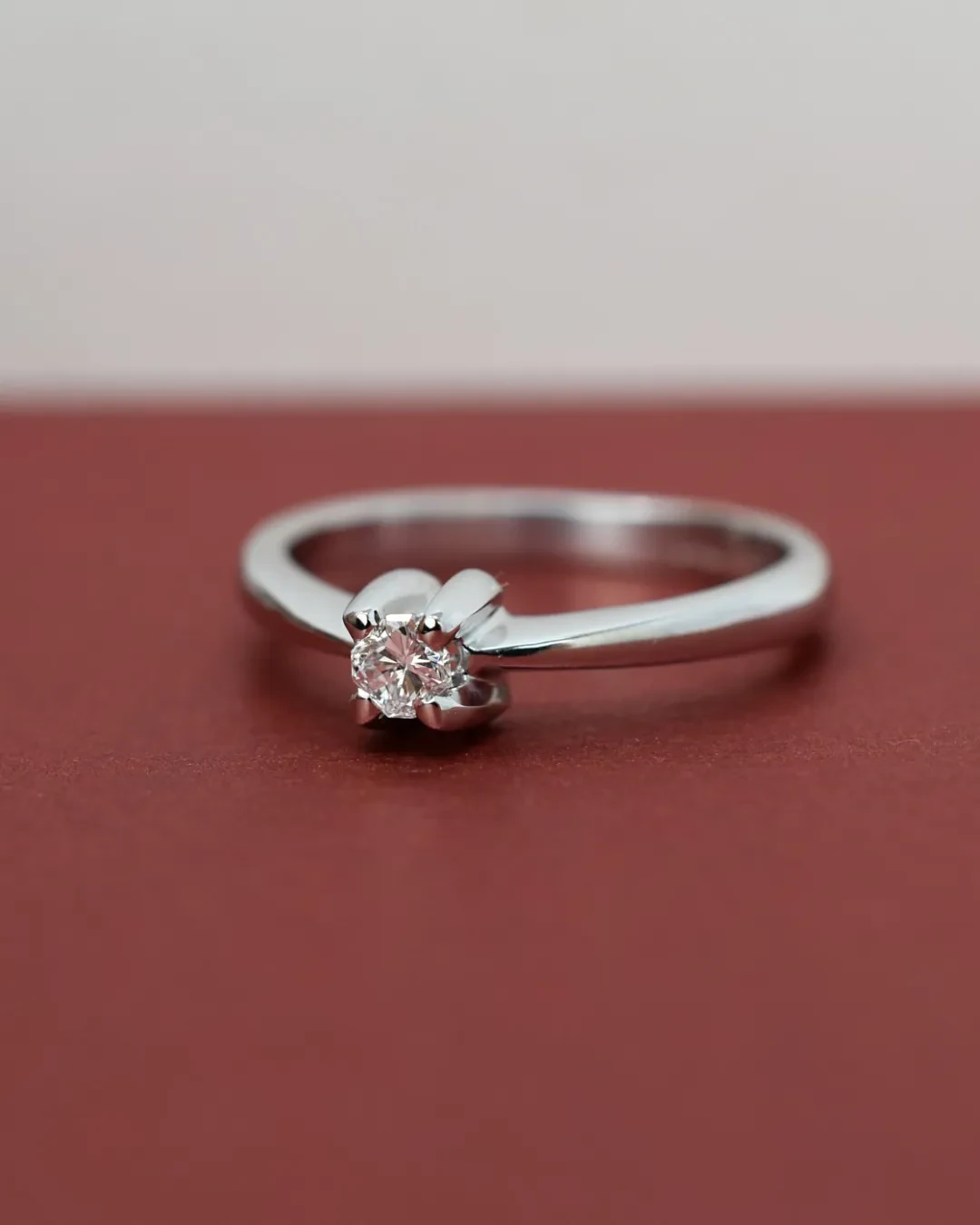 Solitario in oro bianco e diamante a taglio brillante VS