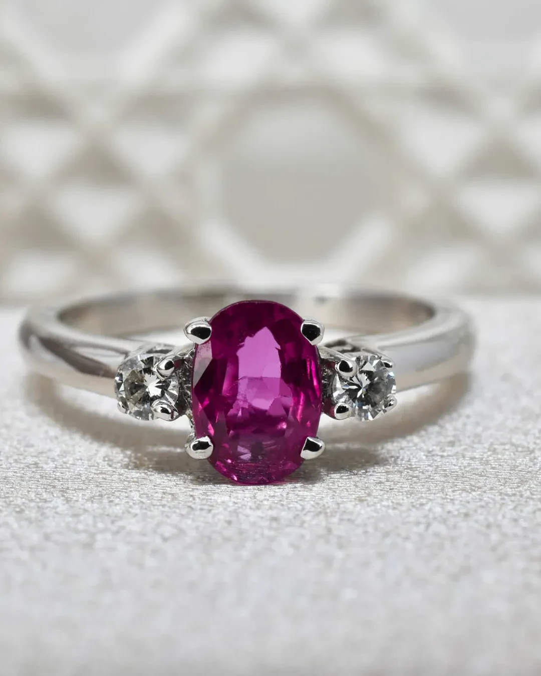 Anello rubino ovale e brillanti