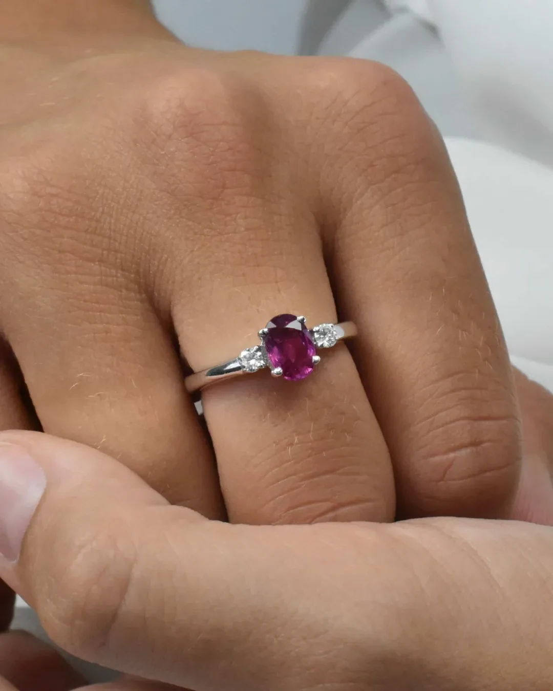 Anello rubino ovale e brillanti