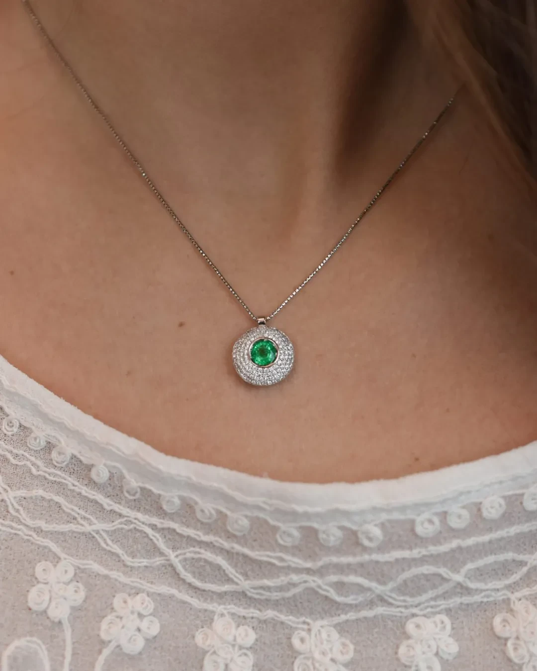 Ciondolo con smeraldo da 0,47 ct e brillanti 0,52 ct