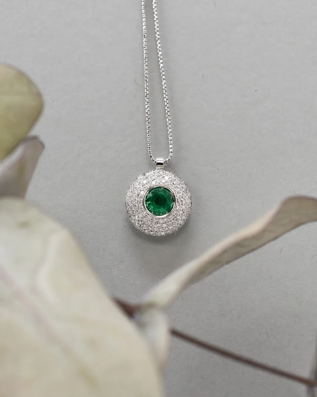 Ciondolo con smeraldo da 0,47 ct e brillanti 0,52 ct