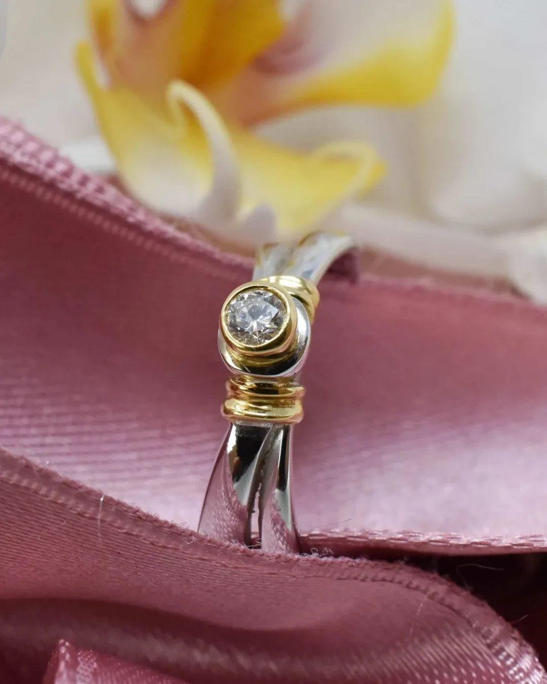 Anello solitario oro bianco e giallo diamante 0,10 ct