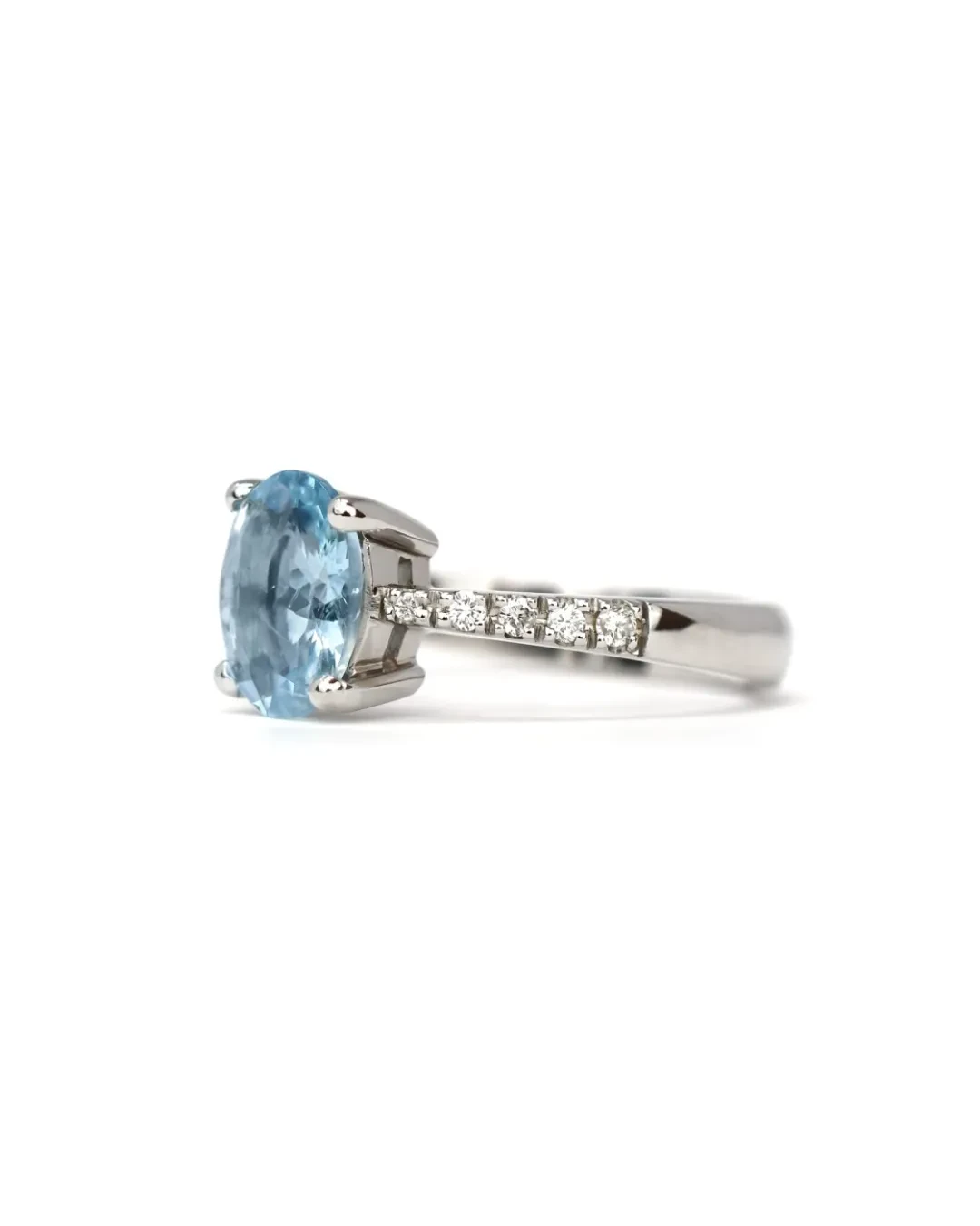 Anello acquamarina naturale e brillanti in oro bianco