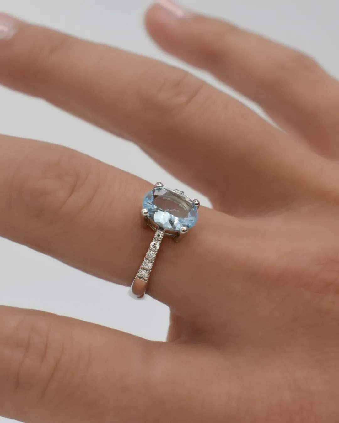 Anello acquamarina naturale e brillanti in oro bianco