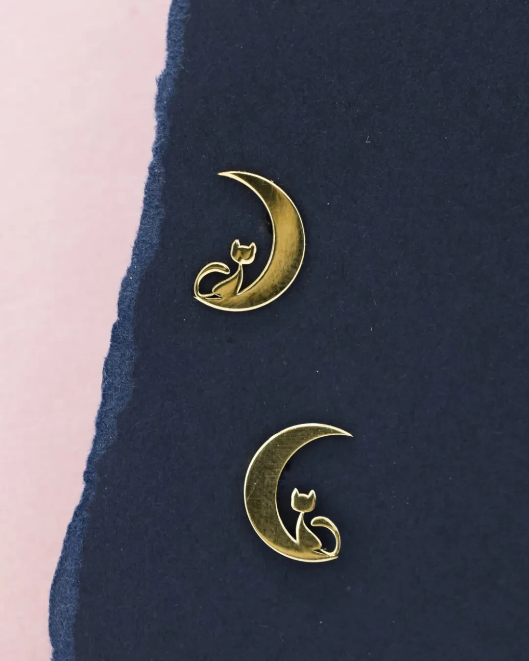 Orecchini a luna con gatto in oro giallo