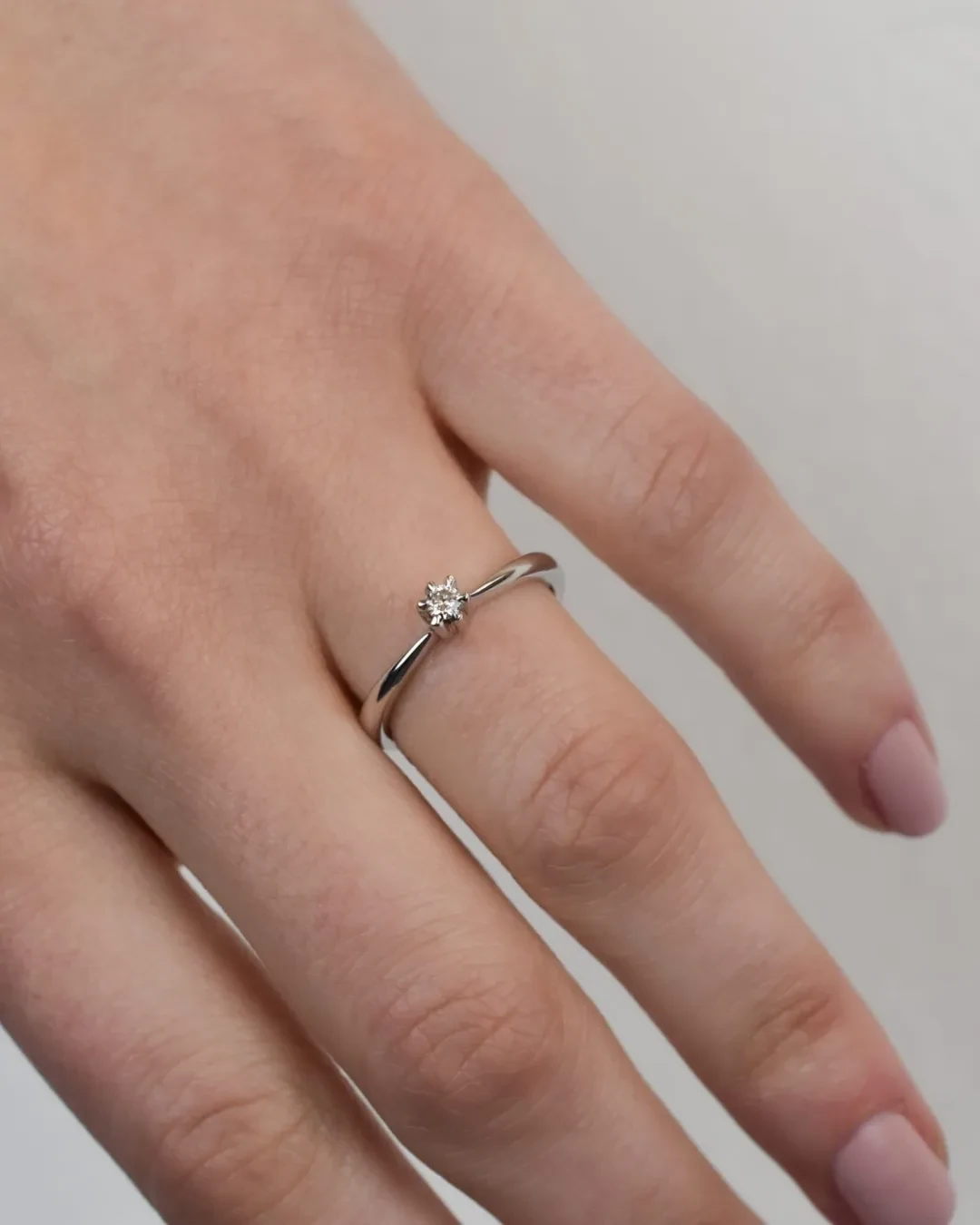 Anello solitario con diamante 0,08 ct
