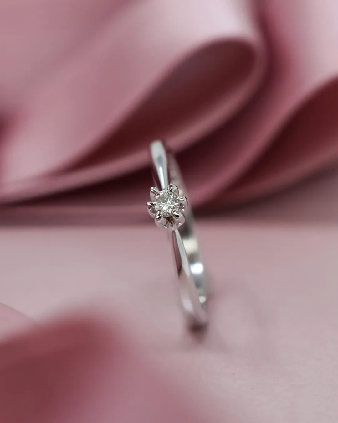 Anello solitario con diamante 0,08 ct