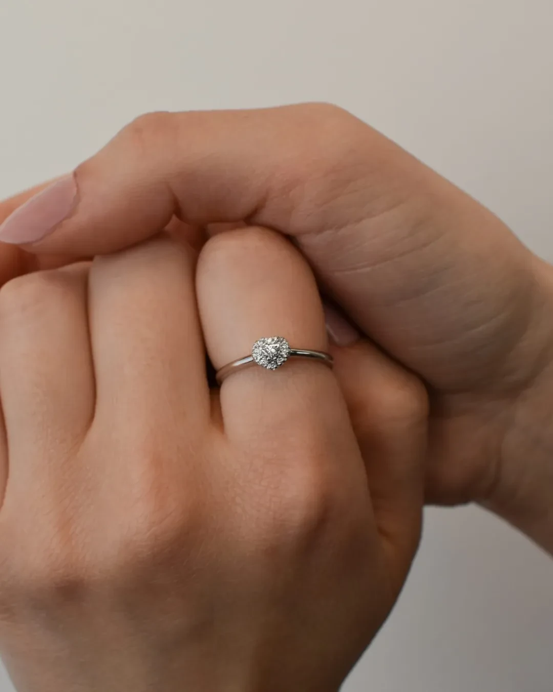 Anello con cuore di brillanti e oro bianco
