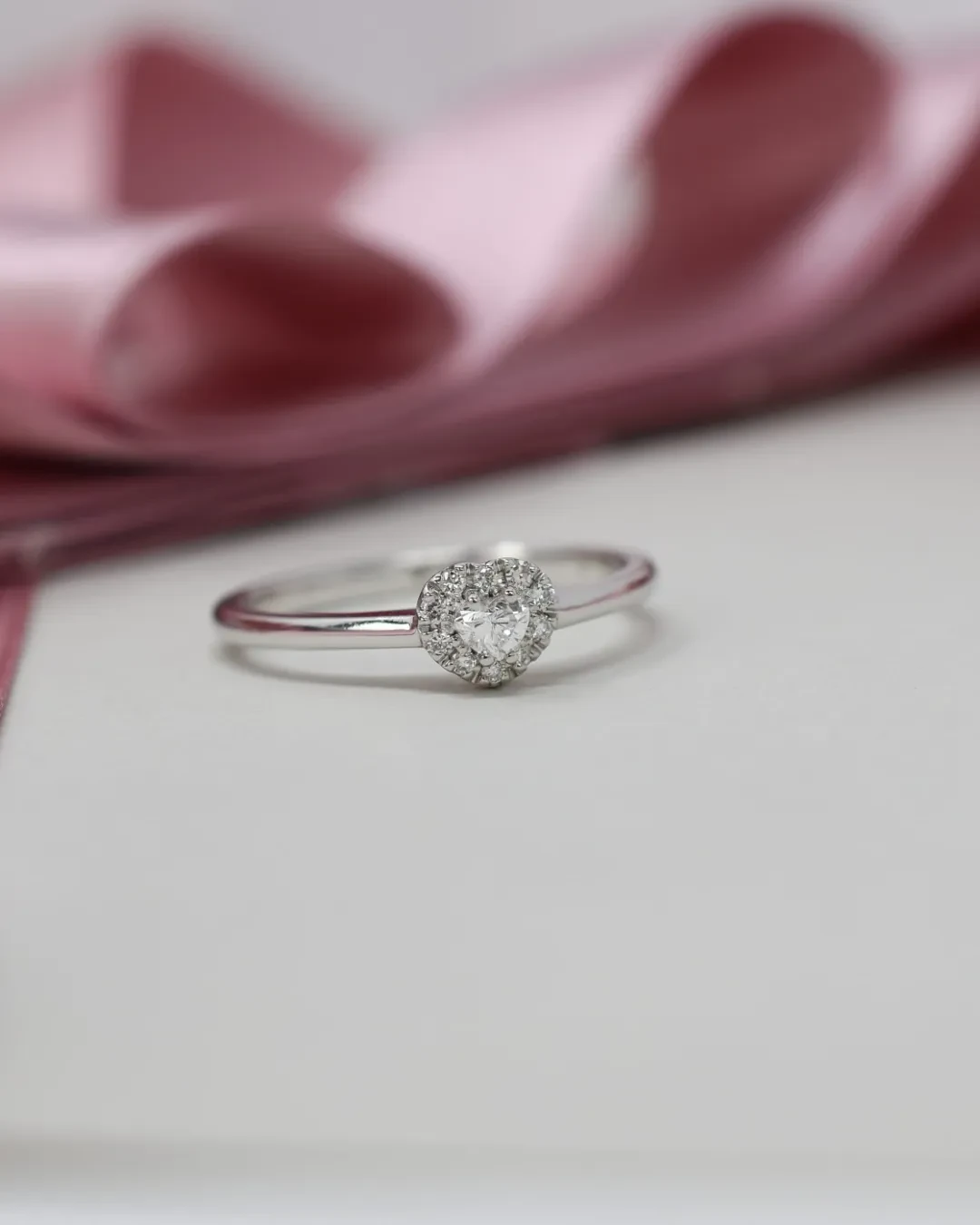 Anello con cuore di brillanti e oro bianco