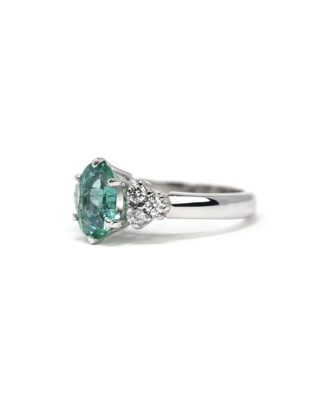 Anello con smeraldo e diamanti a taglio brillante