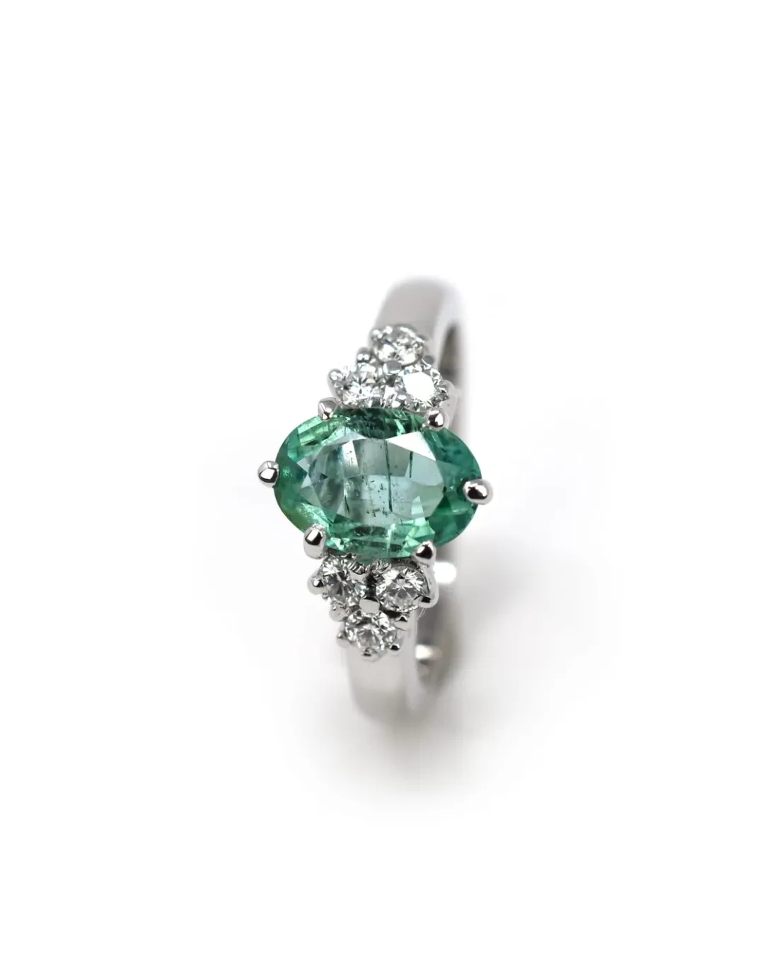 Anello con smeraldo e diamanti a taglio brillante
