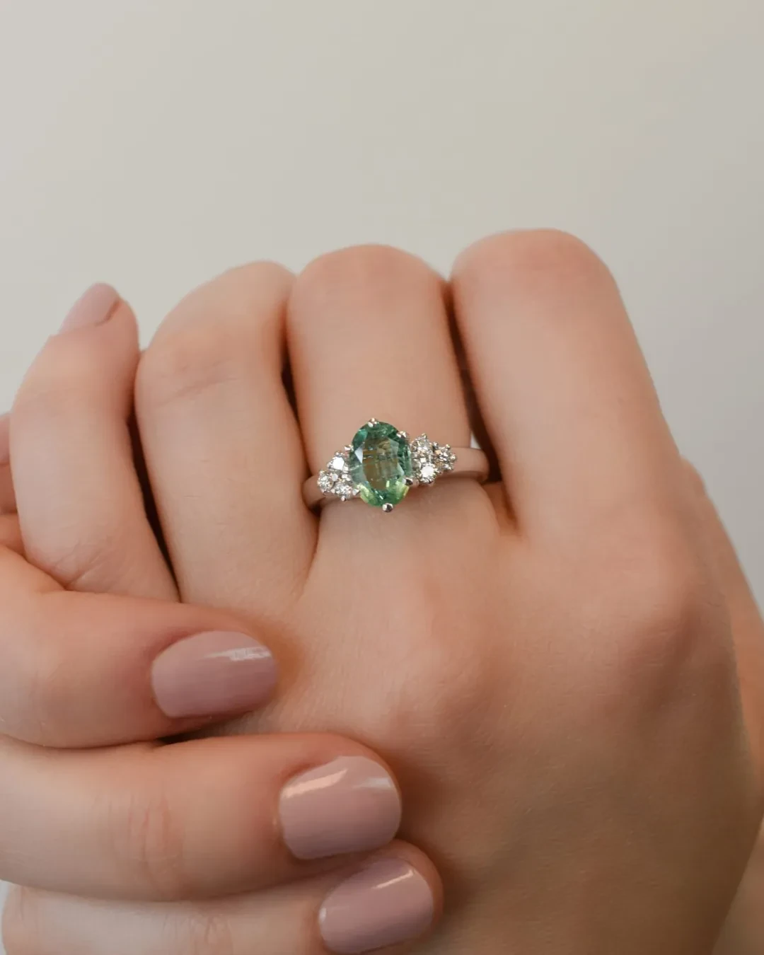 Anello con smeraldo e diamanti a taglio brillante