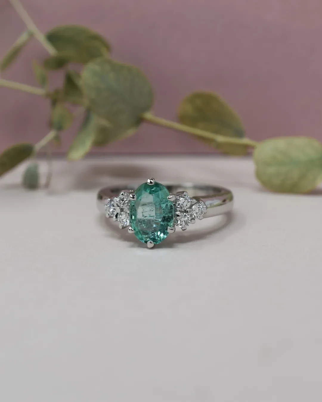 Anello con smeraldo e diamanti a taglio brillante