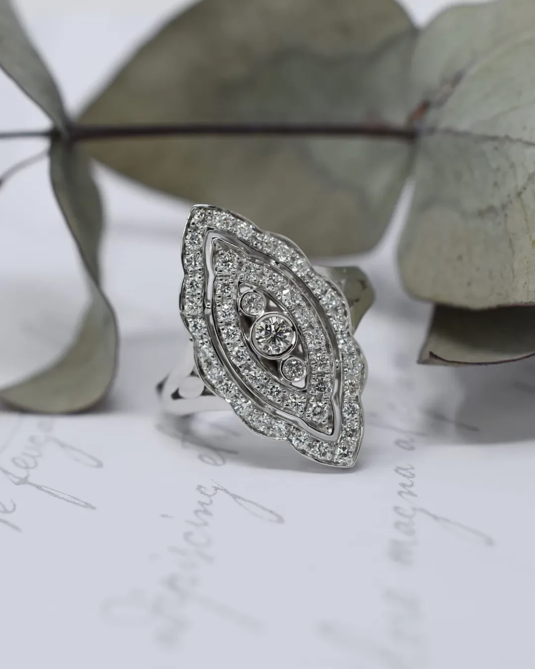 Anello vintage stile liberty con brillanti