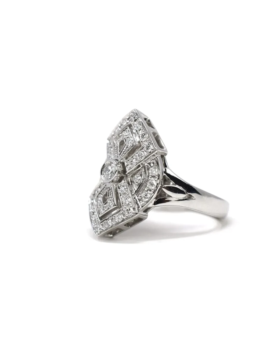 Anello in stile Liberty in oro e brillanti