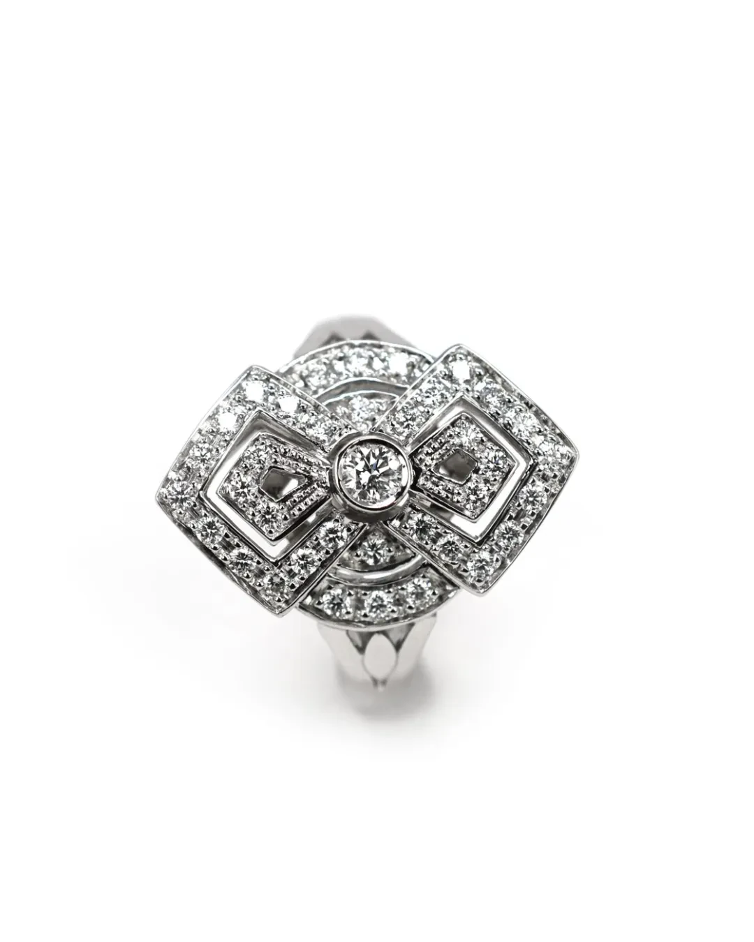 Anello in stile Liberty in oro e brillanti