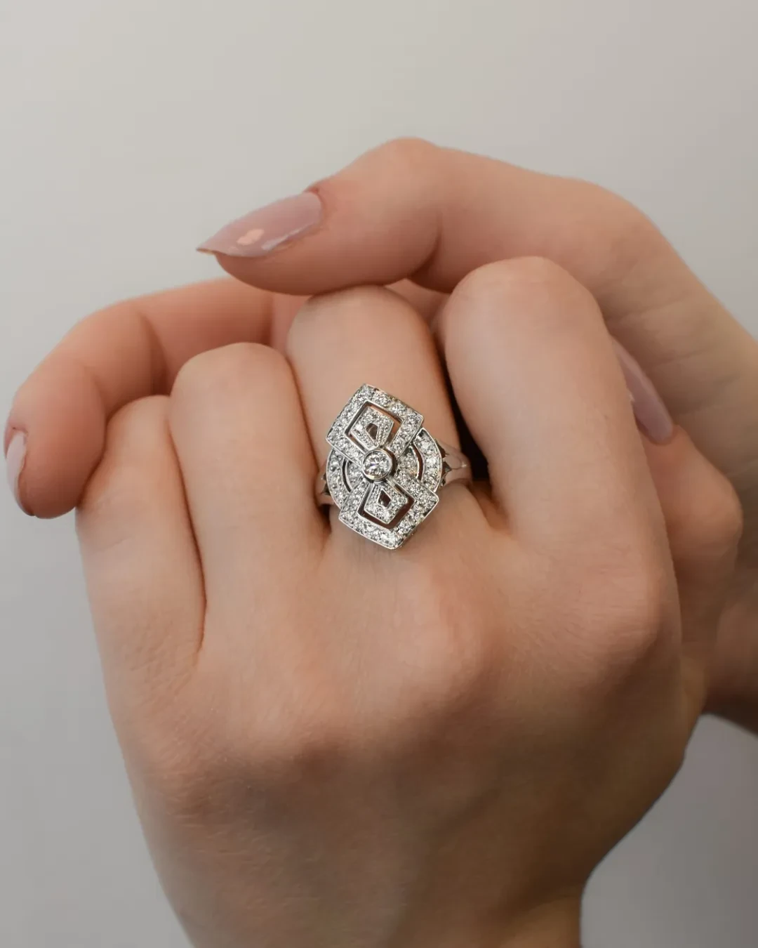 Anello in stile Liberty in oro e brillanti