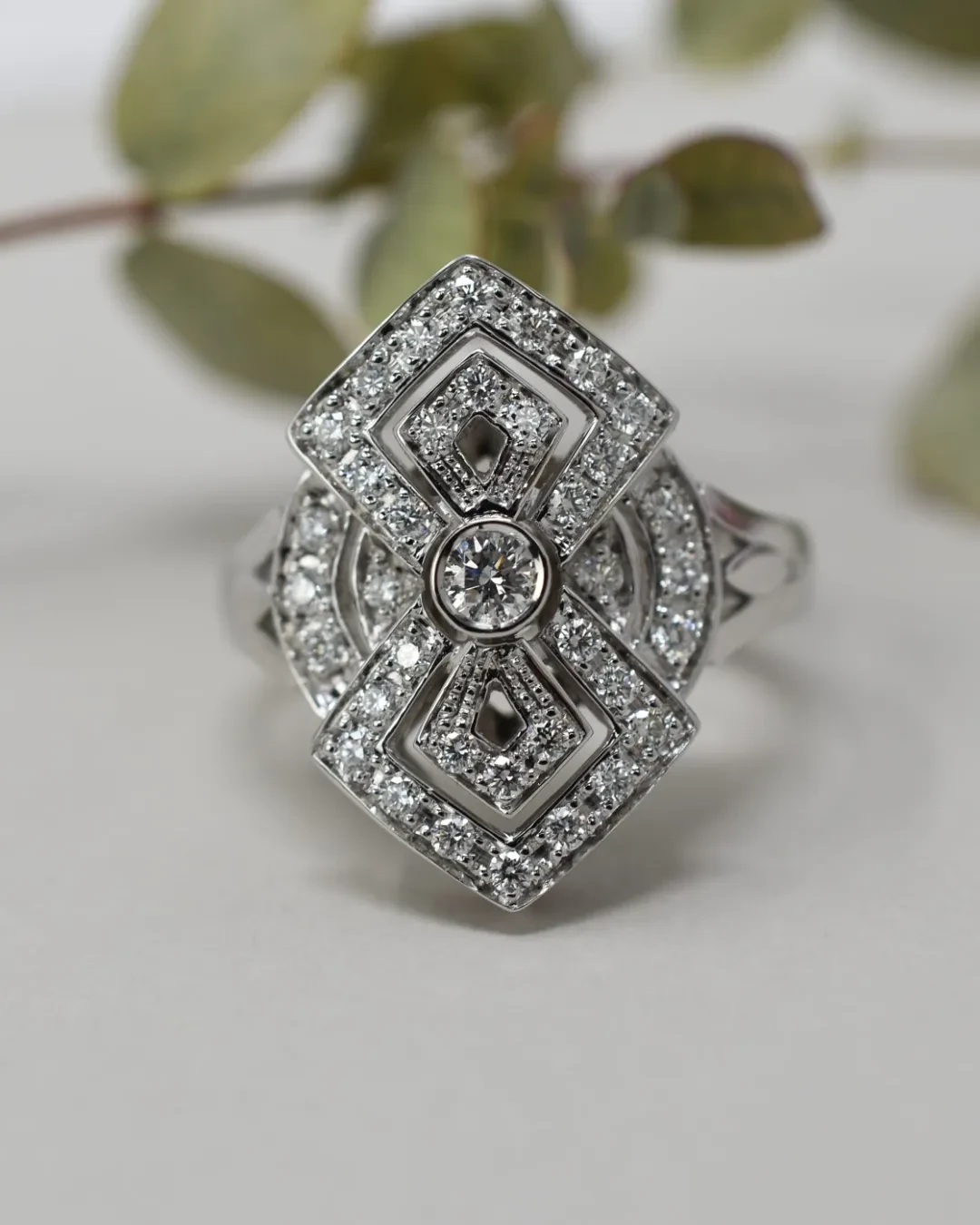 Anello in stile Liberty in oro e brillanti