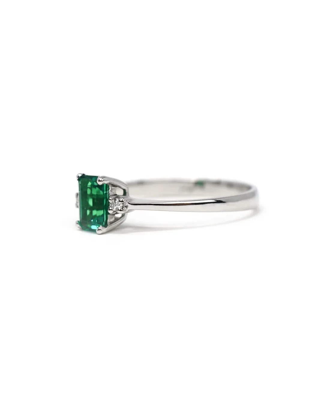 Anello con smeraldite baguette e brillanti