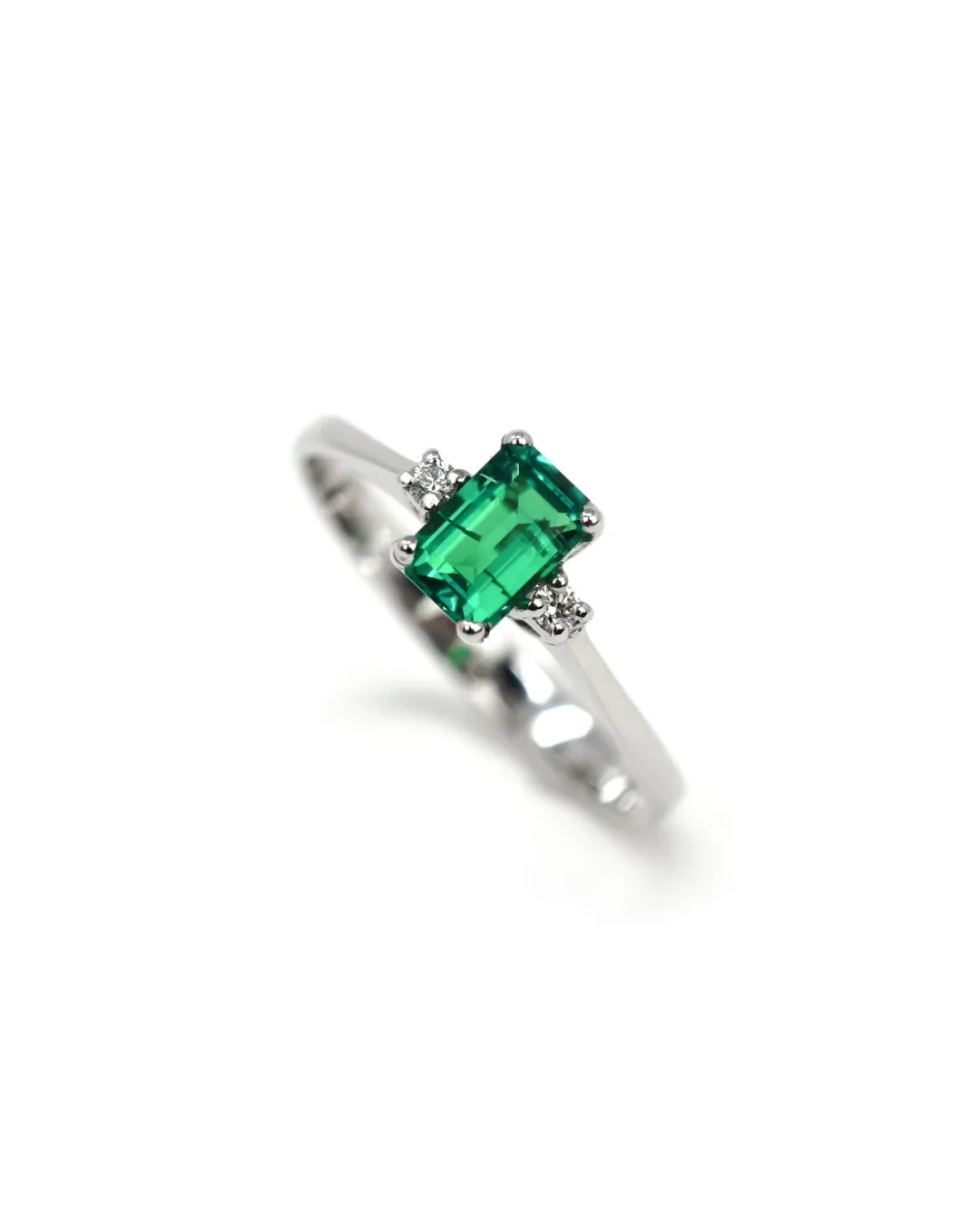 Anello con smeraldite baguette e brillanti
