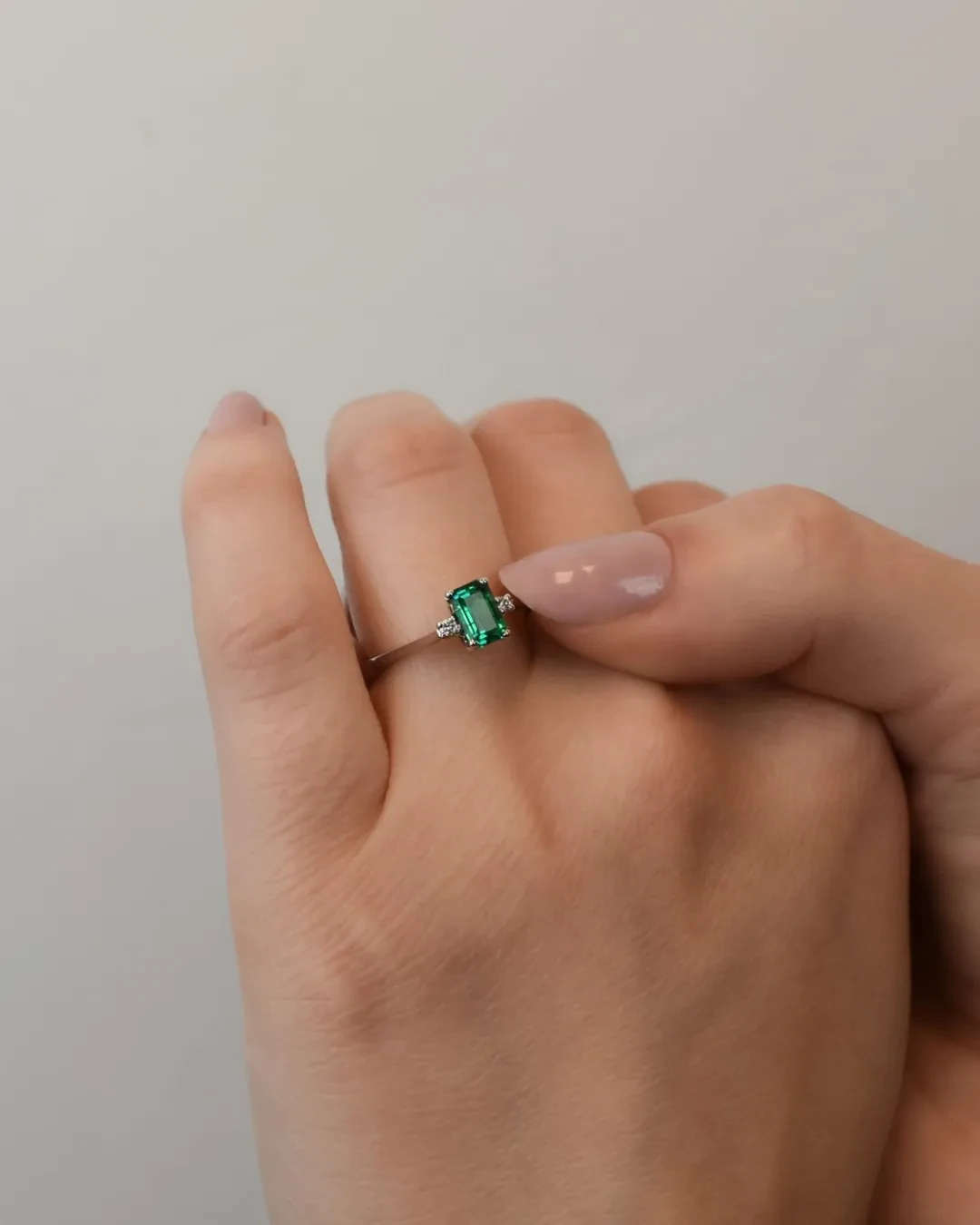 Anello con smeraldite baguette e brillanti