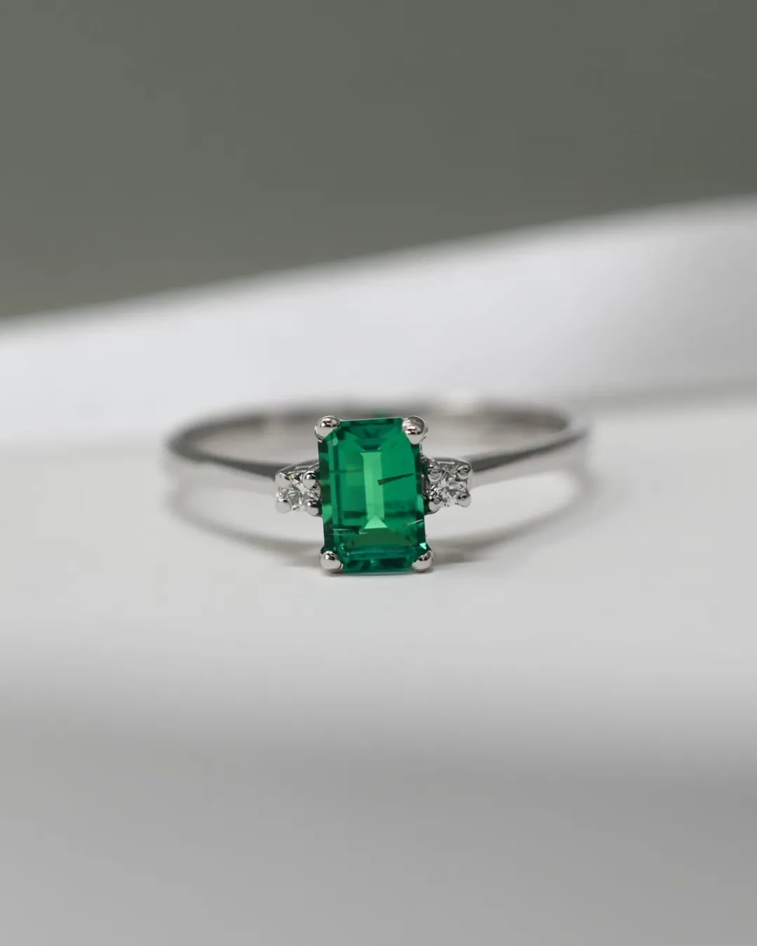 Anello con smeraldite baguette e brillanti