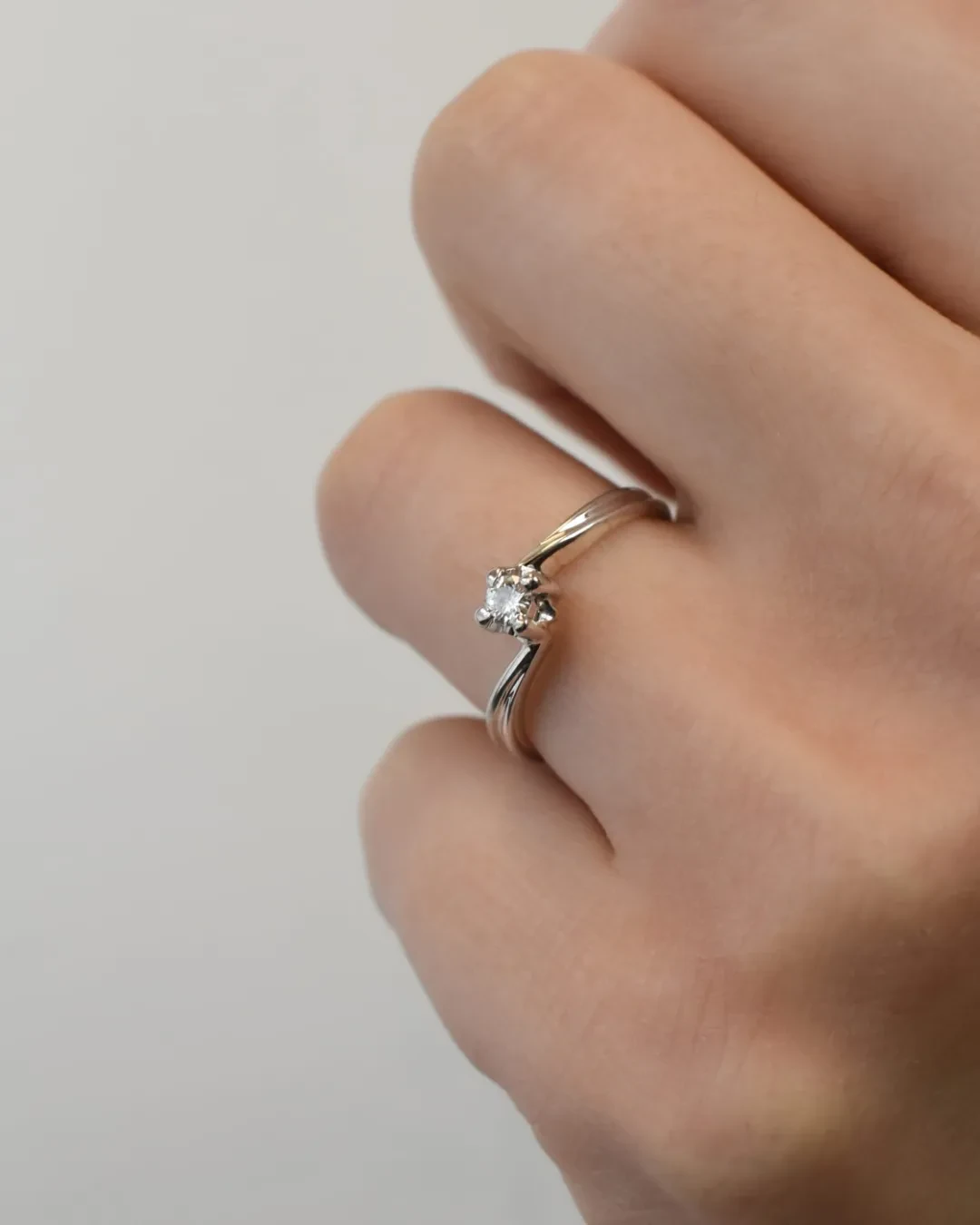 Anello solitario con brillante