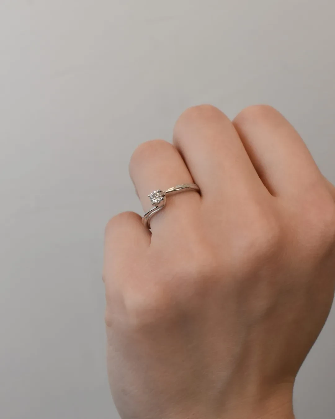 Solitario Valentino quattro punte con brillante